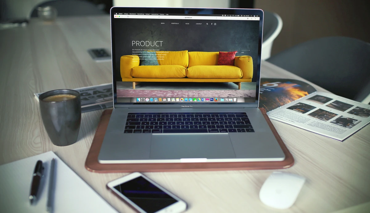 Laptop z widokiem strony internetowej